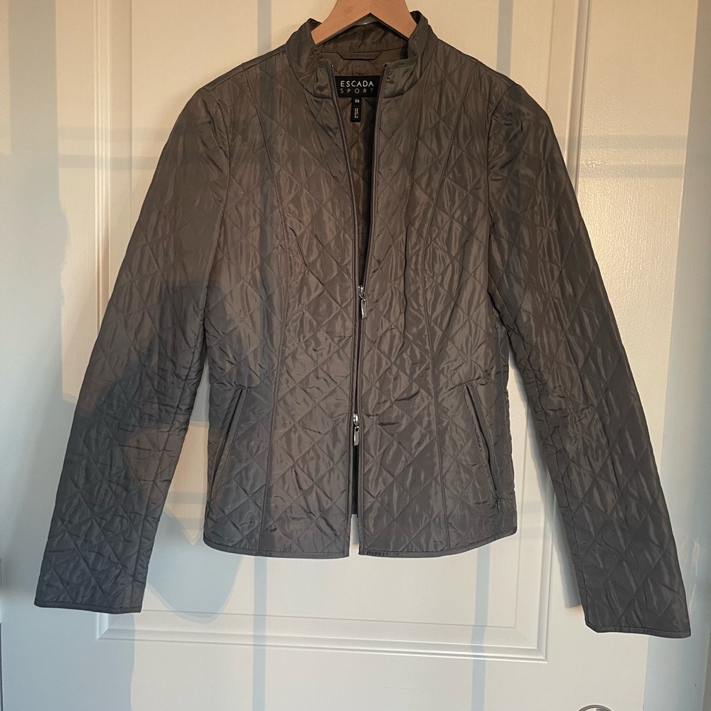 Escada quilted pattern jacket. - Picture 3 of 3